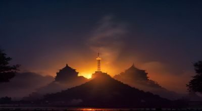 妈妈的朋友第3部剧情解析配图，韩国都市夜景中两人在咖啡馆窗边对视，情感张力十足